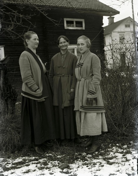 Fru Stenkvist med döttrar.
